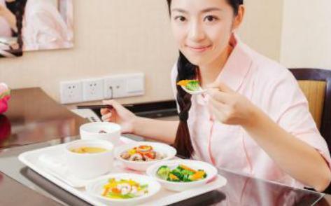 产后坐月子，这四类食物要忌口，否则会害宝，妈妈快停手