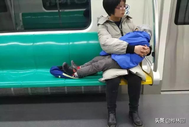 地铁上这对母子一夜刷屏：敢这样做的妈妈，怎么可能教出熊孩子？