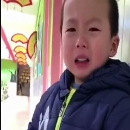 宝宝第一天上幼儿园，老师发来一段视频，妈妈看完差点笑岔气
