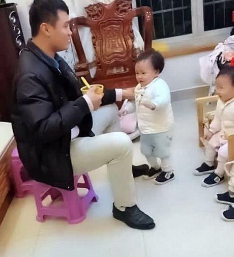 “操碎心奶爸”喂三胞胎女儿吃饭，调皮宝宝吃个饭还不忘卖萌