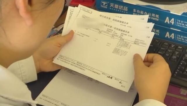 给2岁女儿洗澡时 妈妈越看越不对劲！这习惯害了好多孩子！