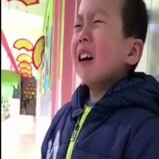 宝宝第一天上幼儿园，老师发来一段视频，妈妈看完差点笑岔气