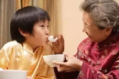 妈妈带VS老人带的区别，三个不同一目了然！不信来看
