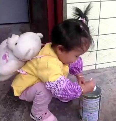 女儿第一次离开妈妈身边，奶奶发来照片，点开后成功将妈妈逗乐