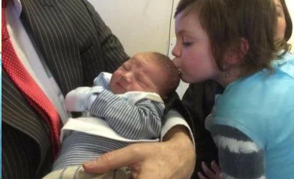 7岁重感冒小姑娘亲吻新生的小弟弟 竟救了弟弟一命