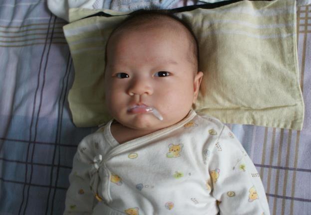 护理100天内的宝宝，妈妈要牢记这4件事，对宝宝发育好！
