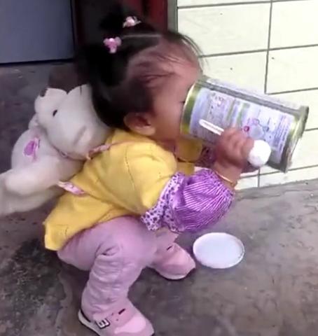 女儿第一次离开妈妈身边，奶奶发来照片，点开后成功将妈妈逗乐