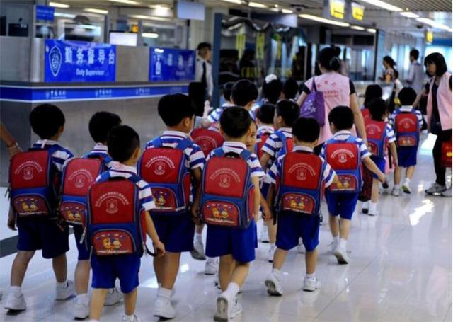为了不让孩子输在起跑线，香港父母是怎么做的？网友看了：受不了