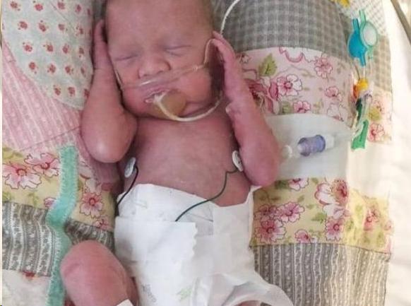 女老师每周工作80小时不知已怀孕 直到自己刚生下孩子