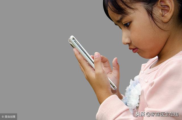 家里小孩爱玩手机？两个方法，帮孩子戒掉“手机瘾”