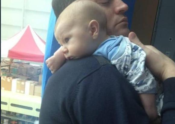 7岁重感冒小姑娘亲吻新生的小弟弟 竟救了弟弟一命