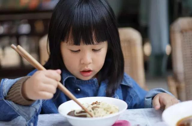 宝妈宝爸，请注意！宝宝睡前吃东西会影响长高高！