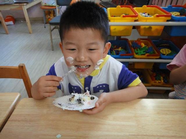 儿子幼儿园过生日，妈妈特意送去蛋糕却没人吃，老师解释让人无奈