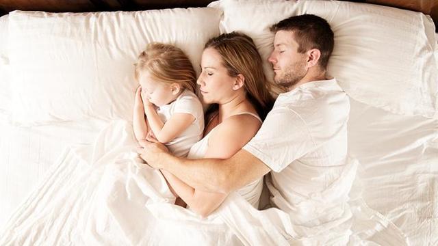 孩子有这3个表现就该单独睡觉了！别还舍不得，晚了可就麻烦了！