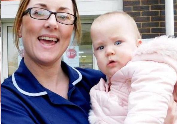 女老师每周工作80小时不知已怀孕 直到自己刚生下孩子