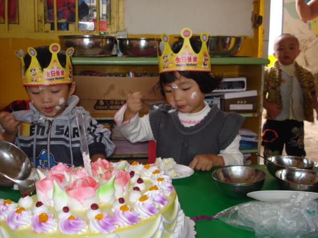 儿子幼儿园过生日，妈妈特意送去蛋糕却没人吃，老师解释让人无奈