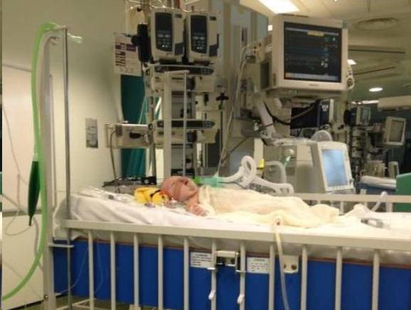 7岁重感冒小姑娘亲吻新生的小弟弟 竟救了弟弟一命