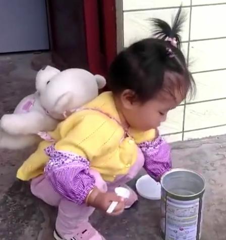 女儿第一次离开妈妈身边，奶奶发来照片，点开后成功将妈妈逗乐