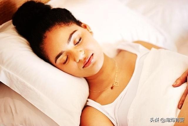 孕晚期，这3种睡姿不要有，胎儿容易缺氧，孕妇别大意