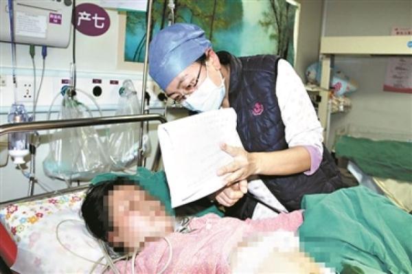 聋哑孕妈无声分娩，暖心医护人员用纸张与她“交流”
