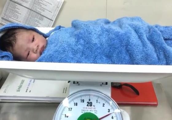 新生儿出生时是这个斤数，恭喜了，说明宝宝发育得很好