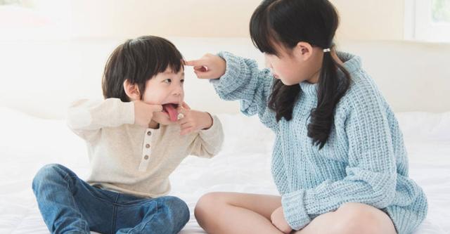 相差20岁的姐弟躺在床上睡觉，妈妈拍下这张照片，让人笑出眼泪来