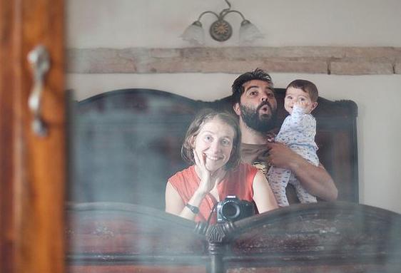 爸爸亲吻刚出生五天的女儿，接下来宝贝的反应，让妈妈笑翻了