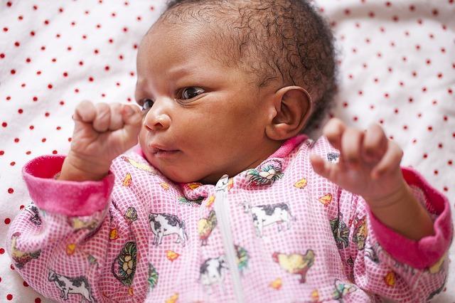 格格：一般宝宝到多大的时候才自己会用吸管喝水呢？早知道，早好