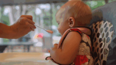 1岁宝宝胃被撑破，心脏跳停，喂饭危害竟然这么多！