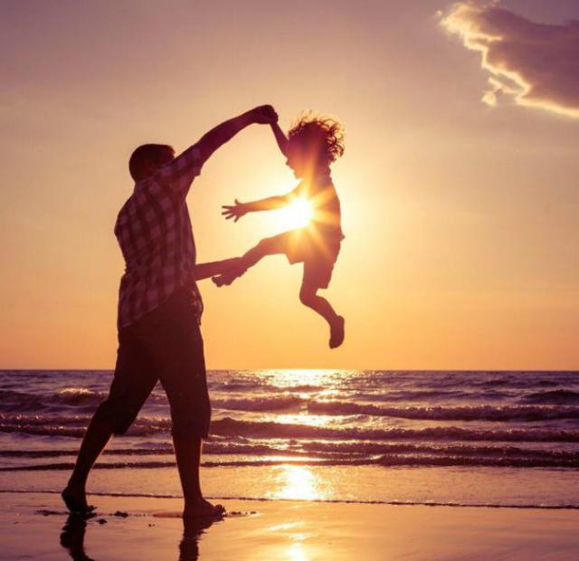 女儿真的是小情人，看见爸爸就笑起来，看见妈妈面无表情，太逗了