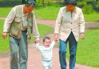 过年期间奶奶带了7天的娃，把妈妈逗乐，和妈妈带的风格大不相同