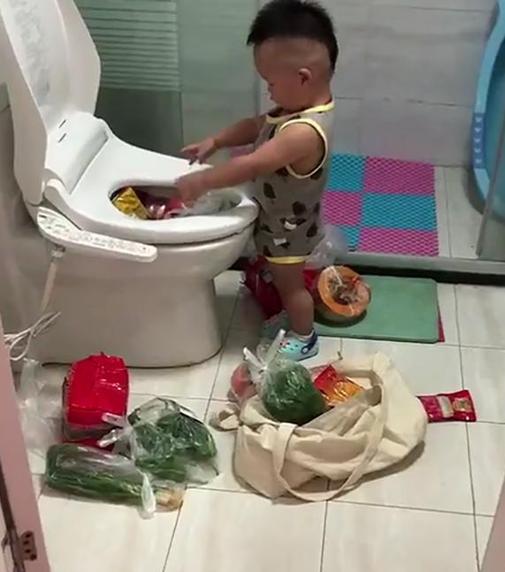 妈妈收拾厨房，半小时后在厕所找到儿子，看到的画面让她永生难忘