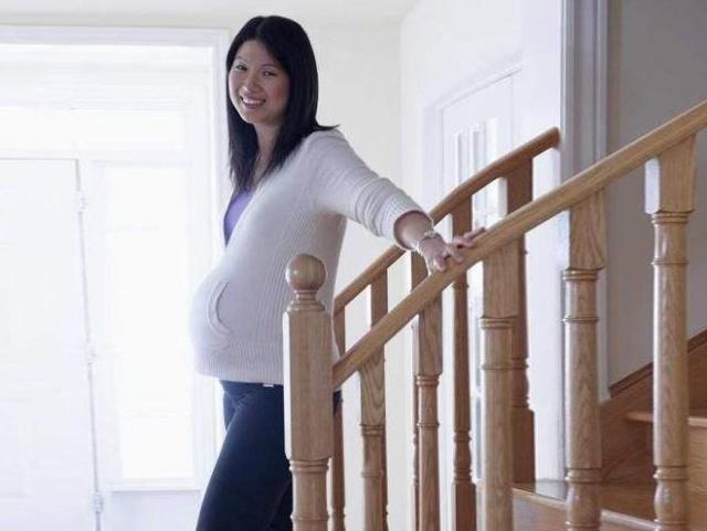 孕晚期，孕妇爬楼梯，有助于顺产吗？看完后你就知道了！