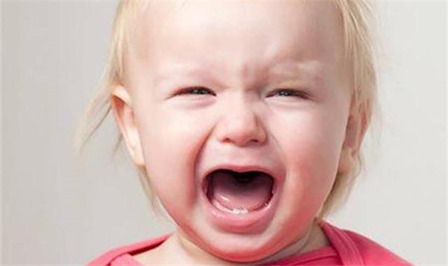 孩子嘴唇 干、眼屎多、便秘...是上火了？如何判断孩子是否缺水？