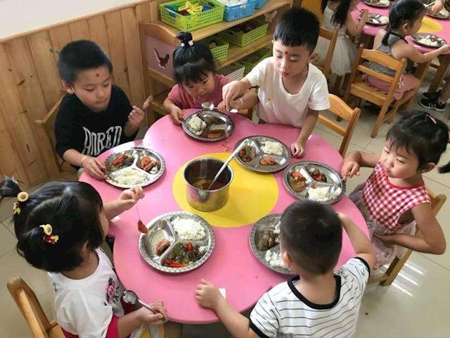 为什么幼儿园11点就要吃午饭？园长给出解释，家长连连称赞