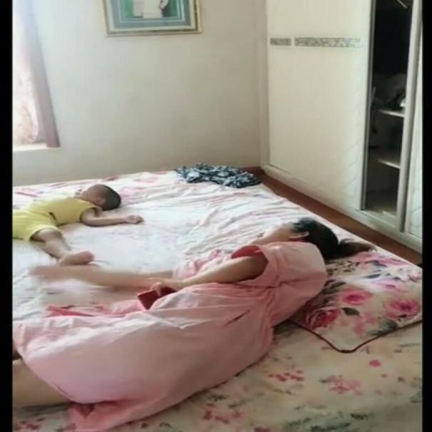 相差20岁的姐弟躺在床上睡觉，妈妈拍下这张照片，让人笑出眼泪来