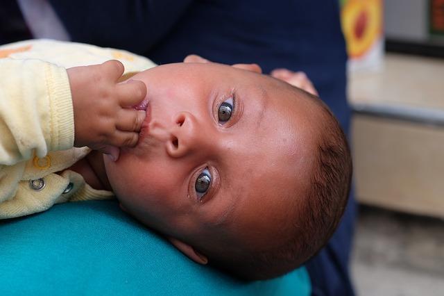 格格：一般宝宝到多大的时候才自己会用吸管喝水呢？早知道，早好