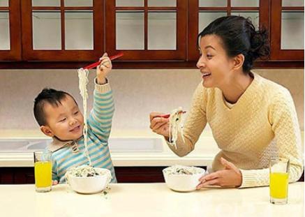 人家娃1岁多就会用筷子了，我家的3岁还在喂饭……