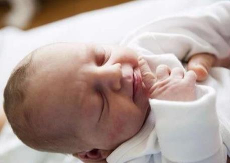 新生儿出生时是这个斤数，恭喜了，说明宝宝发育得很好