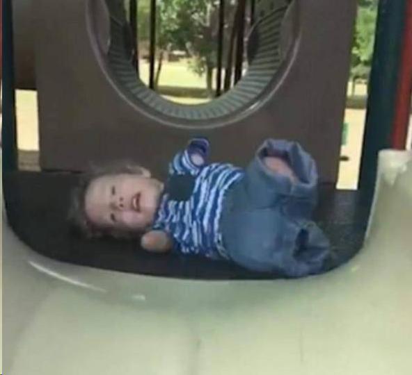 美国男孩出生没四肢，却靠自己爬楼梯，甚至用半截手臂照顾弟弟