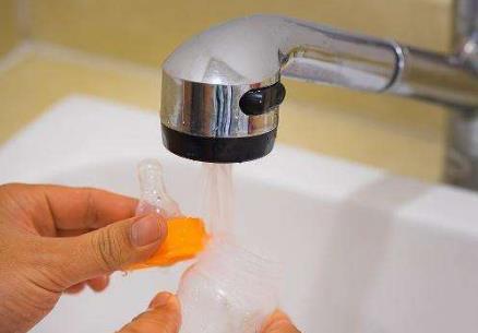 这样洗奶瓶“越洗越脏”，还会影响宝宝健康，妈妈们别不重视！