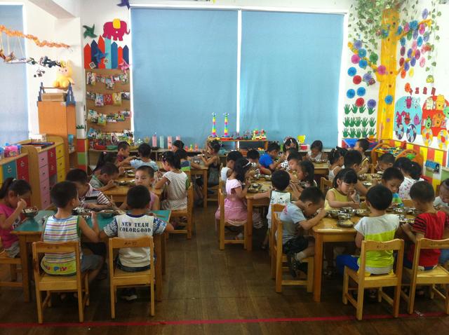 为什么幼儿园11点就要吃午饭？园长给出解释，家长连连称赞