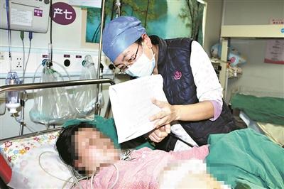 聋哑孕妈无声分娩，暖心医护人员用纸片与她“交流”