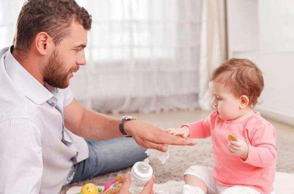 爸爸亲吻刚出生五天的女儿，接下来宝贝的反应，让妈妈笑翻了