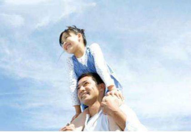 女儿真的是小情人，看见爸爸就笑起来，看见妈妈面无表情，太逗了