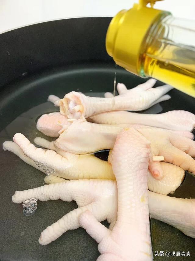 辣凤爪吃完还得吮手指，做法简单含胶原蛋白，麻麻吃肌肤更有弹性
