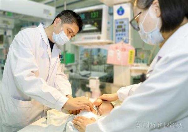 家长自制棉裤防着凉，2个月宝宝双髋被皮筋勒破流脓