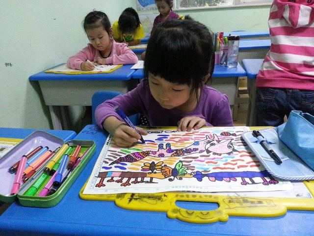 幼儿园作业：让孩子画出自家车标，家长机智回应，画了一张二维码