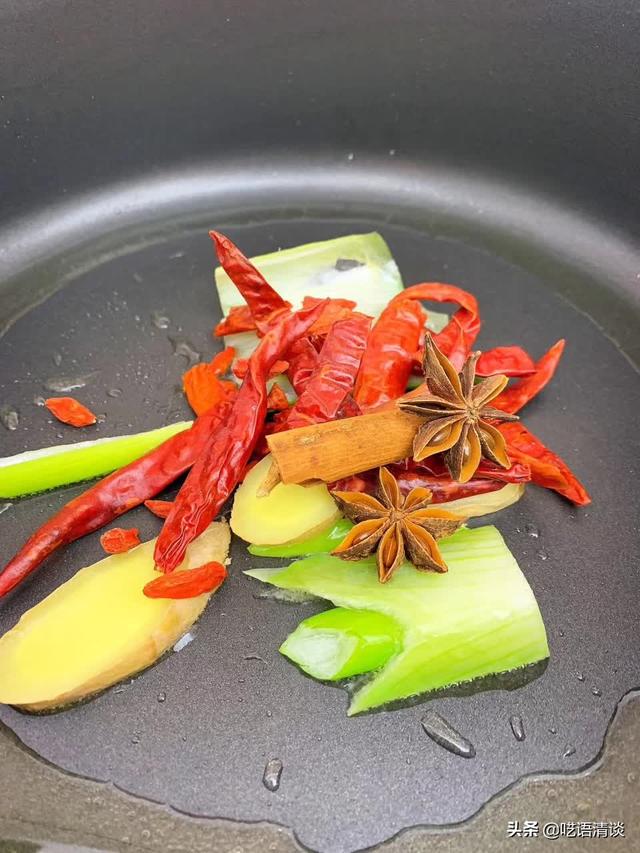 辣凤爪吃完还得吮手指，做法简单含胶原蛋白，麻麻吃肌肤更有弹性