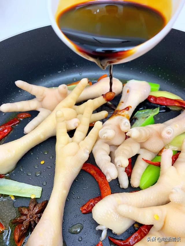 辣凤爪吃完还得吮手指，做法简单含胶原蛋白，麻麻吃肌肤更有弹性